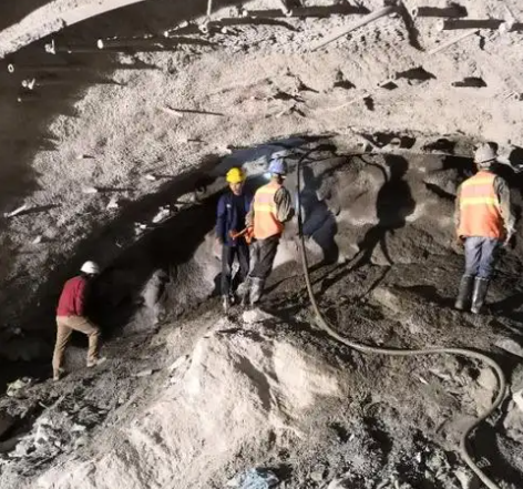 甘井子拱顶带模注浆料的施工流程及注意事项